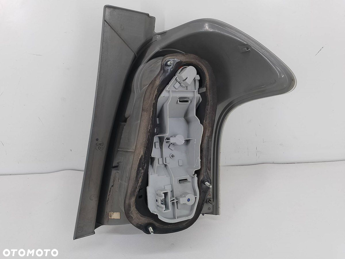 LAMPA TYLNA LEWA TOYOTA COROLLA VERSO II 2.2 D-4D - 3
