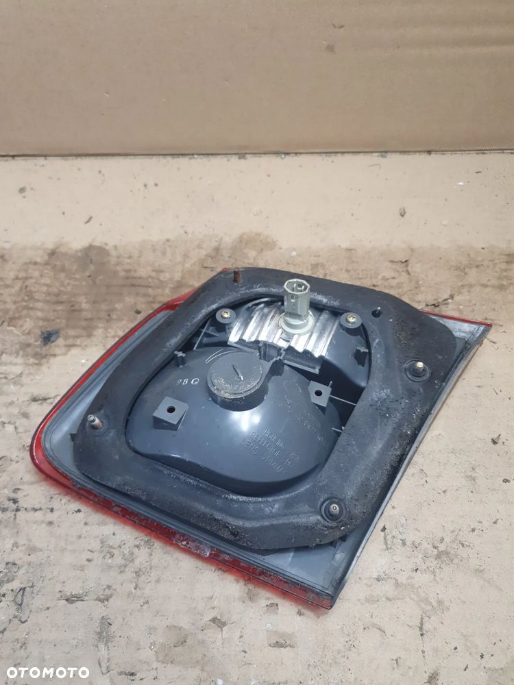 MAZDA 626 V GF LAMPA LEWA TYŁ W KLAPĘ 132-61922 - 4