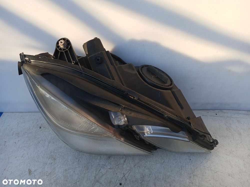 REFLEKTOR PRAWY LAMPA PRAWA PRZÓD ZWYKŁY MERCEDES E-KLASA W212 A2128208461 - 2