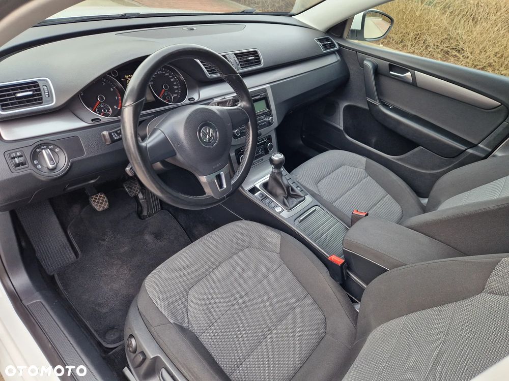 Volkswagen Passat - 25