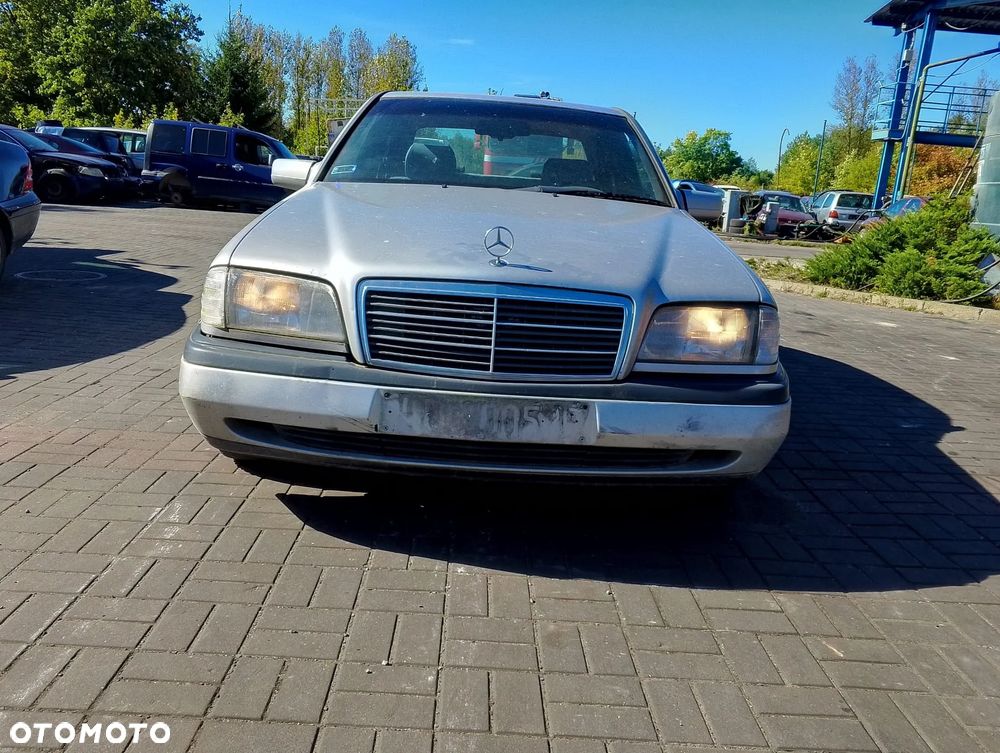Mercedes – Benz Klasa C W202 (93-97.) 2.0 D 73KM. Silnik 601.913 (601 913) (601913) Skrzynia 717.416 (717 416) (717416) lakier 744.Cały na części. GWARANCJA !!! Przód Tył Zestaw Komplet Drzwi Klapa Zderzak Błotnik Maska Grill Atrapa Szyba Pas Lampa Lusterko Boczki Fotel Kanapa Kokpit Deska Rozdzielcza Przełącznik Włącznik Sterownik Przewody Wiązka Instalacja Moduł Komputer Czujnik Listwa Pompa Alternator Wtryski Głowica Rozrusznik Kompresor Sprzęgło Dwumas Silnik Skrzynia ABS Klimatyzacji Paliwa Wspomagania Kolektor Turbina Przepustnica Zawór Chłodnica Koło Hak Belka Sanki Zawieszenie Mcpherson Półoś Amortyzator Wydech Tłumik Zacisk Most - 6