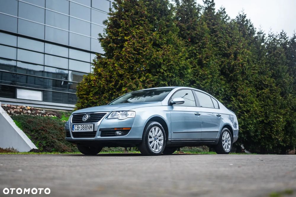 Volkswagen Passat 1.6 FSI Comfortline - 1