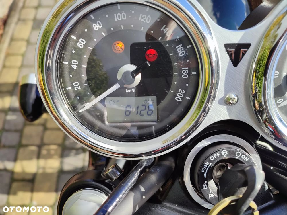 Triumph Bonneville - 4