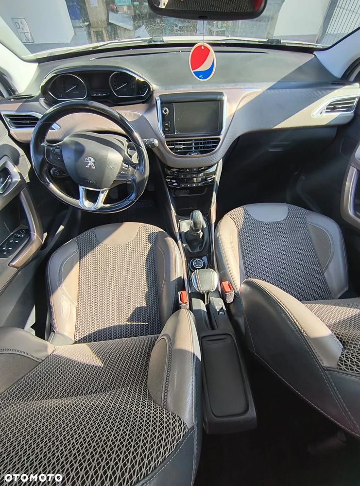 Peugeot 2008 1.2 Pure Tech Allure S&S - 12