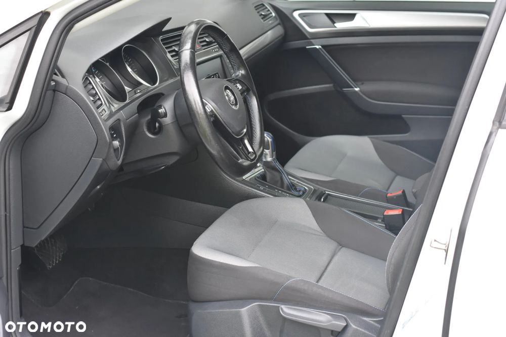 Volkswagen Golf - 6