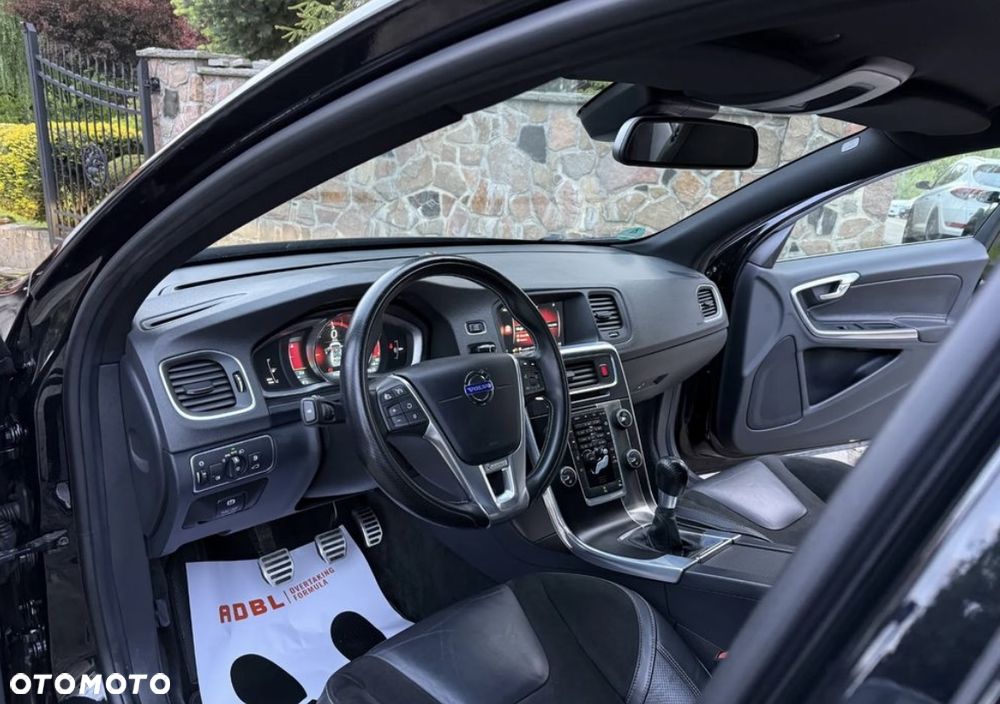 Volvo V60 D2 R-Design - 12