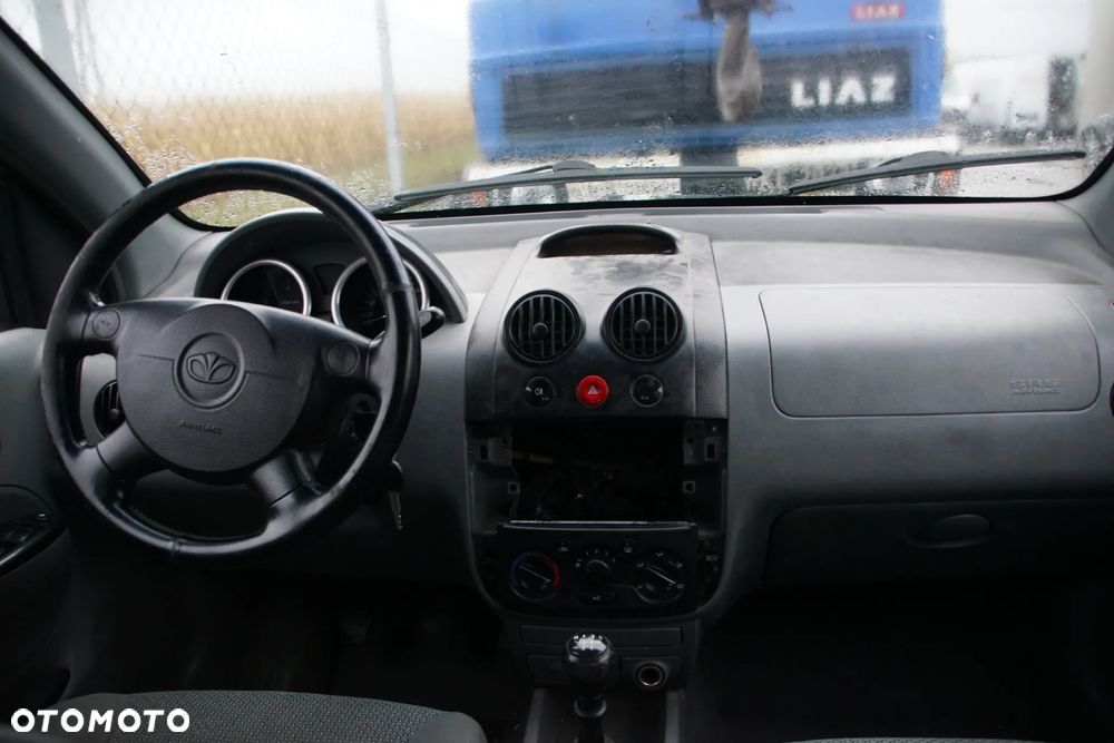Auto na części - Daewoo Kalos 1.4 E-TEC II 94 KM F14D3 2005R Silnik Skrzynia Drzwi Maska Klapa Błotnik Zderzak Lampa Lusterko Klamka Deska Kokpit Sterownik Moduł Licznik Kierownica Panel - 14