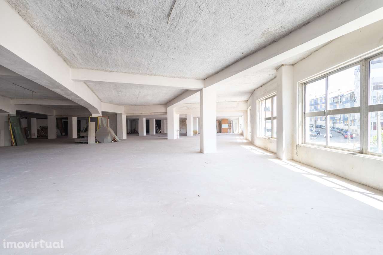 Loja no Seixal com cerca de 2 000m2 - Grande imagem: 5/11