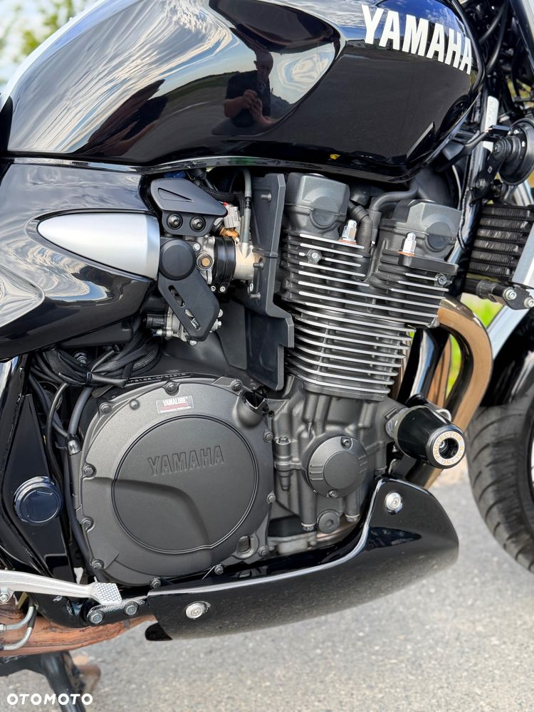 Yamaha XJR - 22