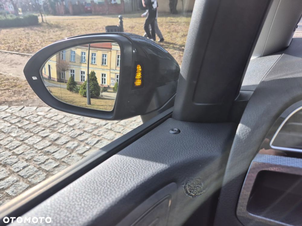 Volkswagen Touran 2.0 TDI SCR DSG ACTIVE - 9