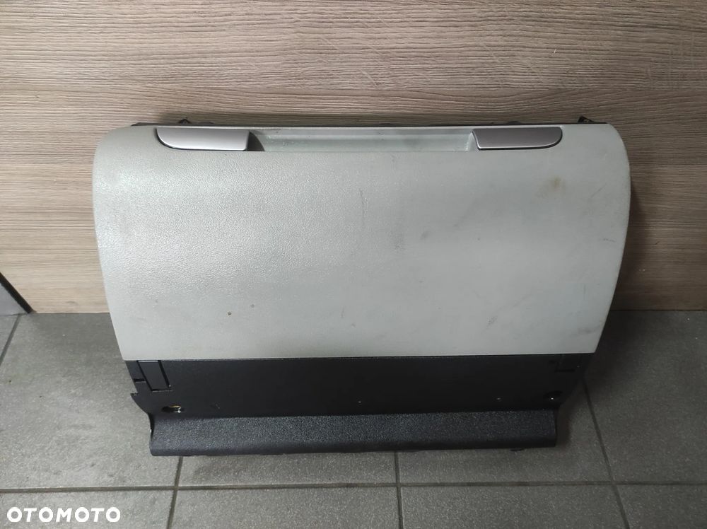 AUDI A3 8P 8P0 SCHOWEK PASAŻERA JASNY BEŻOWY CAŁY  WYSYŁKA !!!! - 1