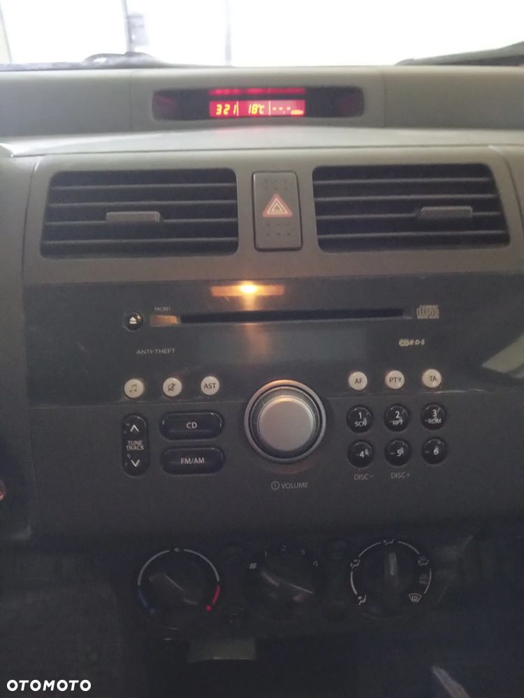 Suzuki Swift 1.3 DDiS 16v GLX - 6