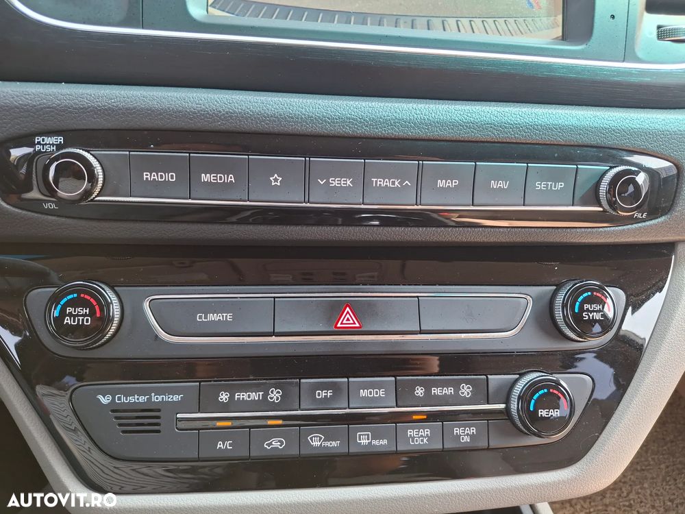 Kia Carnival - 26