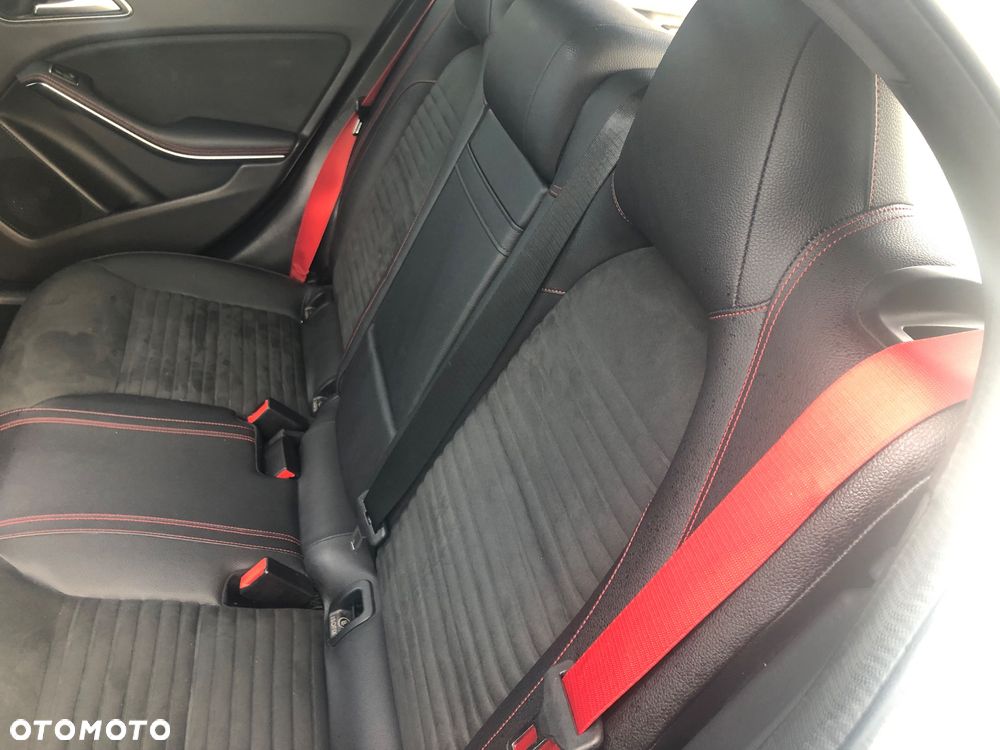 Mercedes-Benz GLA 45 AMG 4Matic 7G-DCT - 33