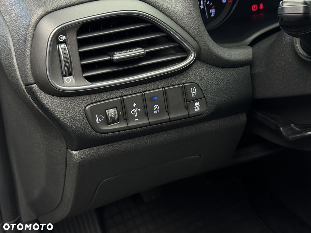 Hyundai i30 1.5 DPI Classic + - 23