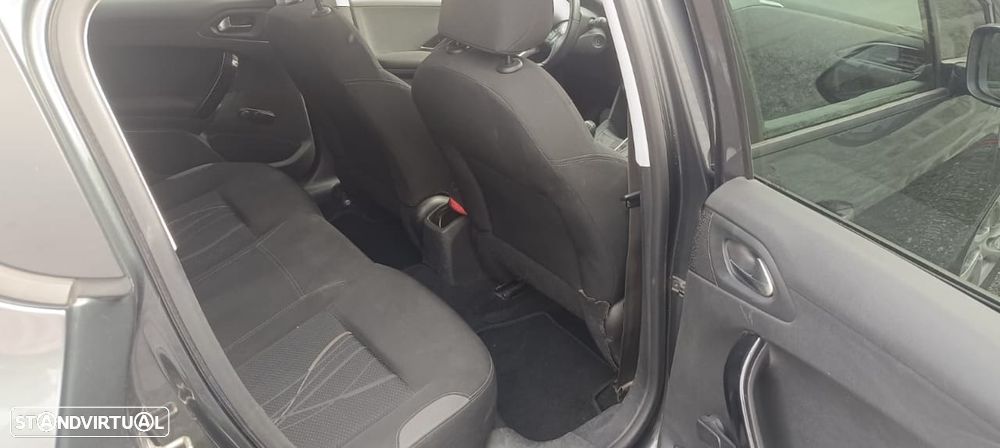 Peugeot 208 - 6