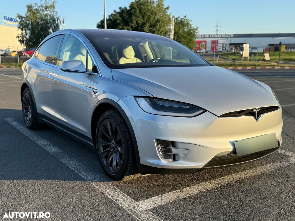 Tesla Model X - 8
