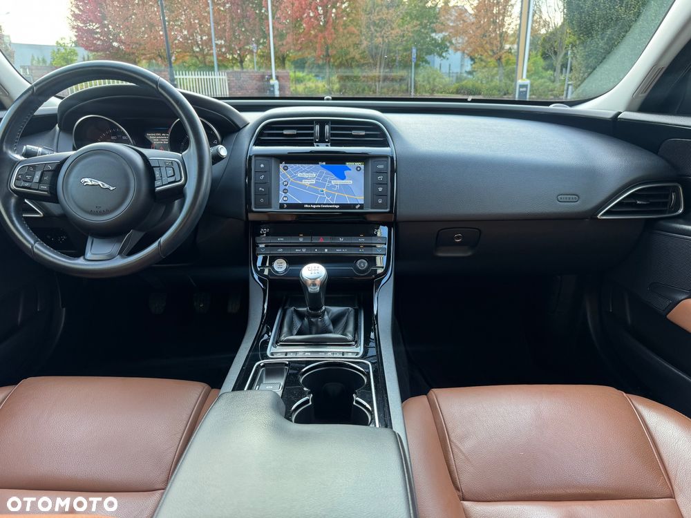 Jaguar XE 2.0 D Portfolio - 21