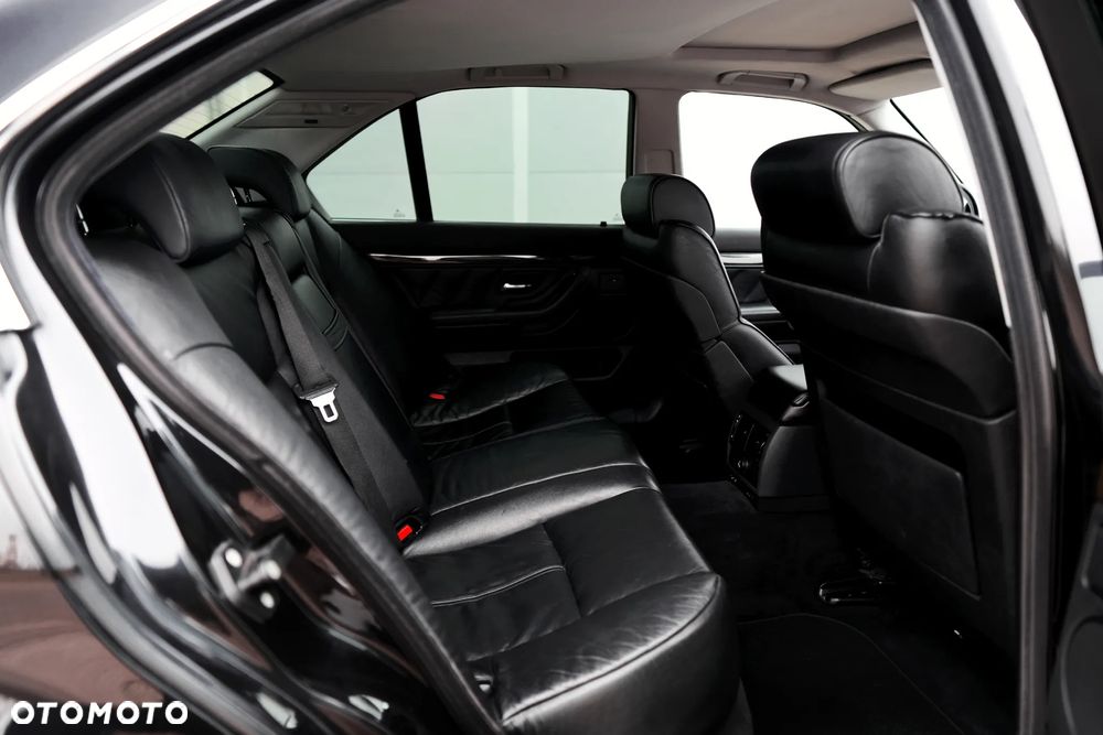 BMW Seria 7 740i V8 - 12