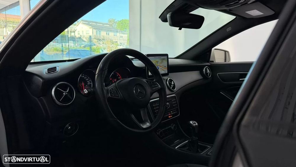 Mercedes-Benz CLA 200 d Shooting Brake AMG Line - 24