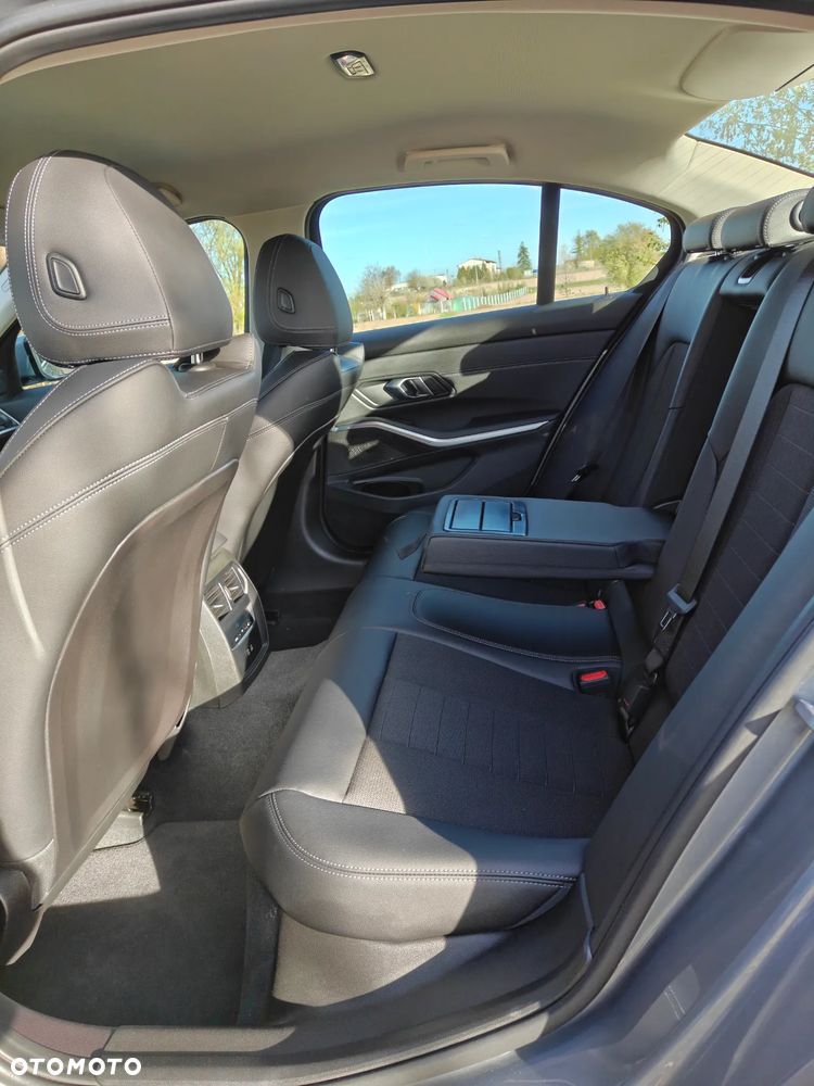 BMW Seria 3 320d xDrive mHEV - 18