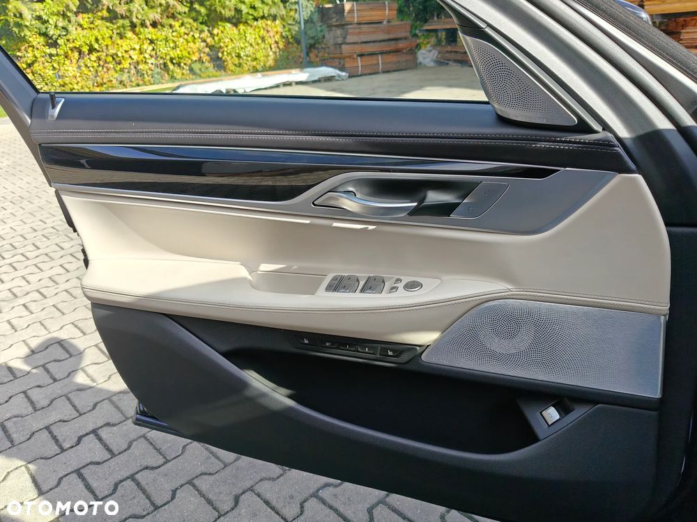 BMW Seria 7 M760Li xDrive - 31