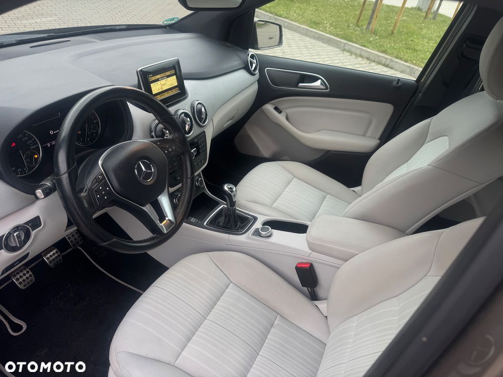 Mercedes-Benz Klasa B 180 BlueEFFICIENCY Edition Style - 26