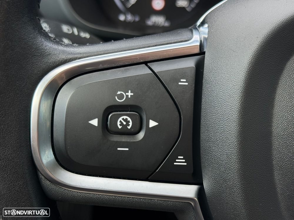 Volvo XC 60 2.0 T8 PHEV Momentum Plus AWD - 33