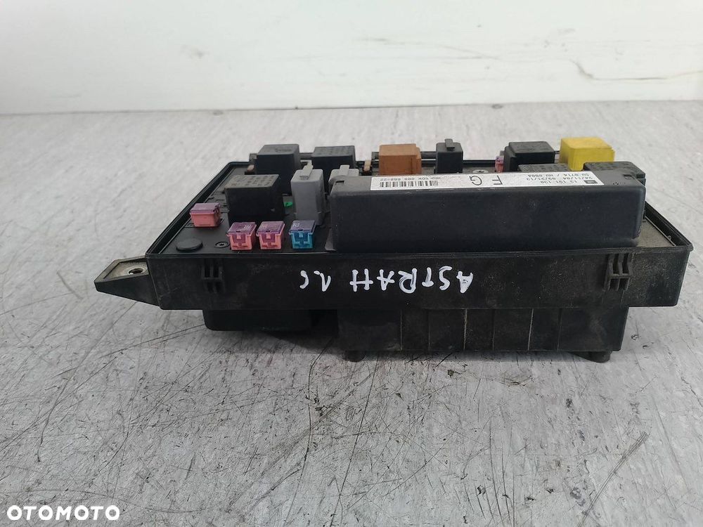 SKRZYNKA BEZPIECZNIKÓW OPEL ASTRA H 13191130  5DK008668-22  743381  1534937 - 5