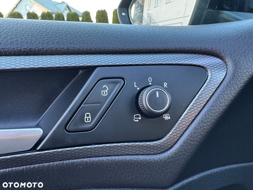 Volkswagen Golf 2.0 TDI BlueMotion Technology DSG Lounge - 23