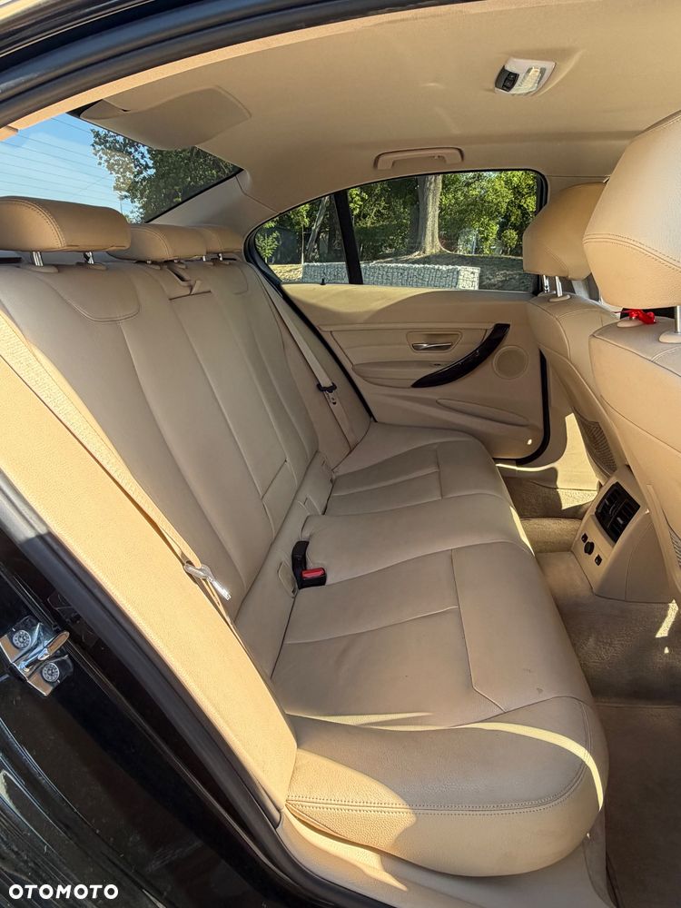 BMW Seria 3 328i Luxury Line - 13