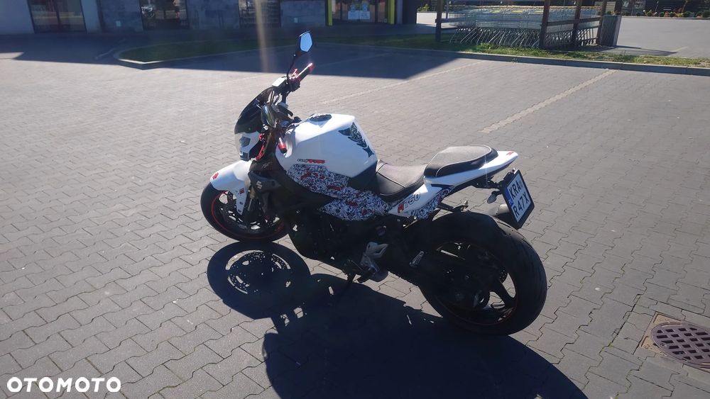 Suzuki GSR - 10