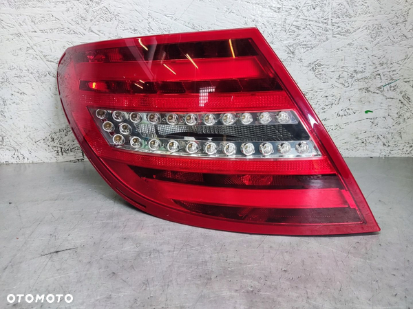 MERCEDES W204 LIFT LAMPA TYLNA LEWA W BŁOTNIK A2049060403