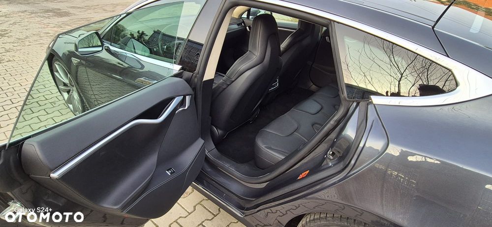 Tesla Model S - 8