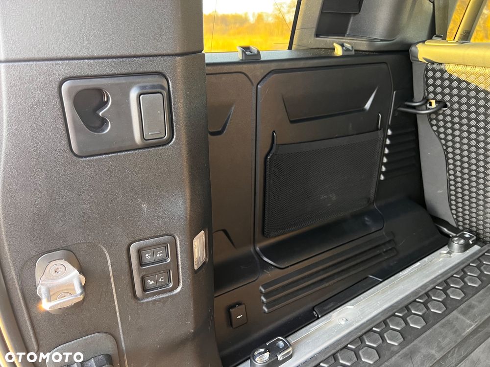 Land Rover Defender - 32