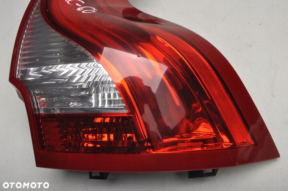 VOLVO XC60 I LAMPA PRAWA TYLNA PRAWY TYŁ 31323035 - 5