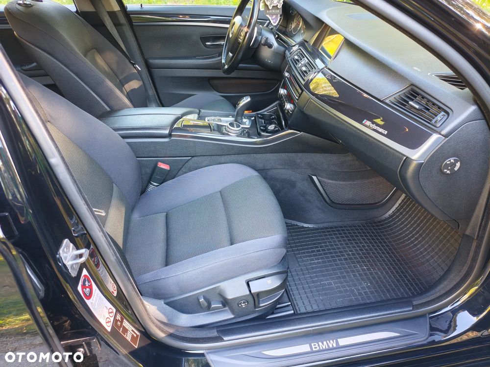 BMW Seria 5 525d xDrive - 15