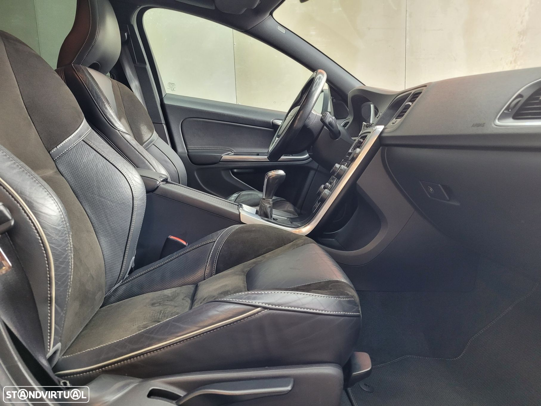 Volvo V60 2.0 D4 R-Design - 13
