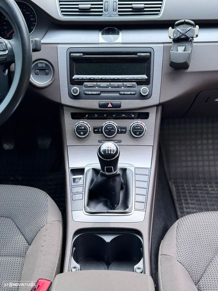 VW Passat Variant 2.0 TDI BlueMotion Comfortline - 24