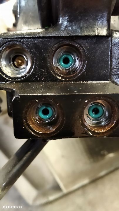 RENAULT GAMA T SIŁOWNIK PODNOSZENIA KABINY LEWY - 2