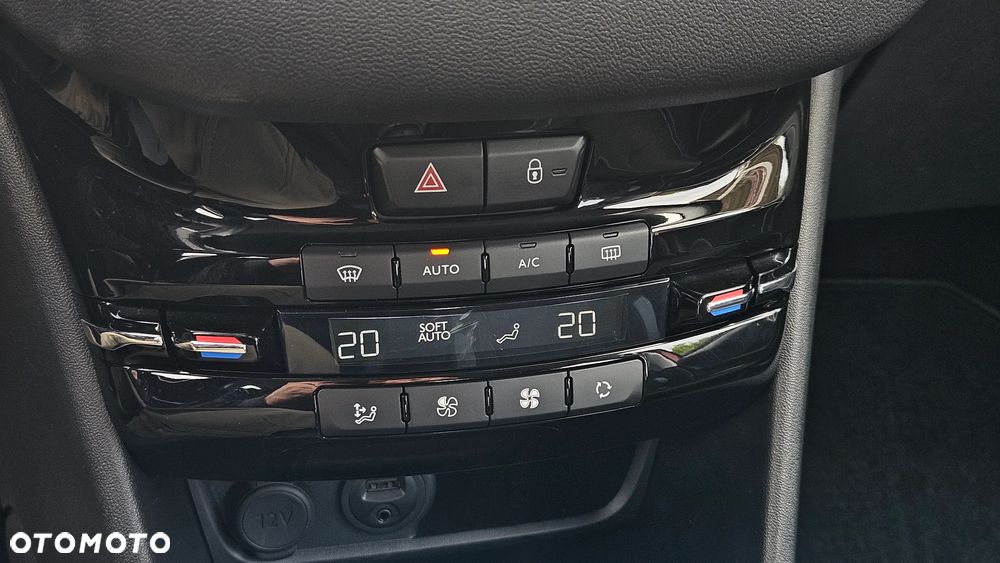 Peugeot 208 - 33