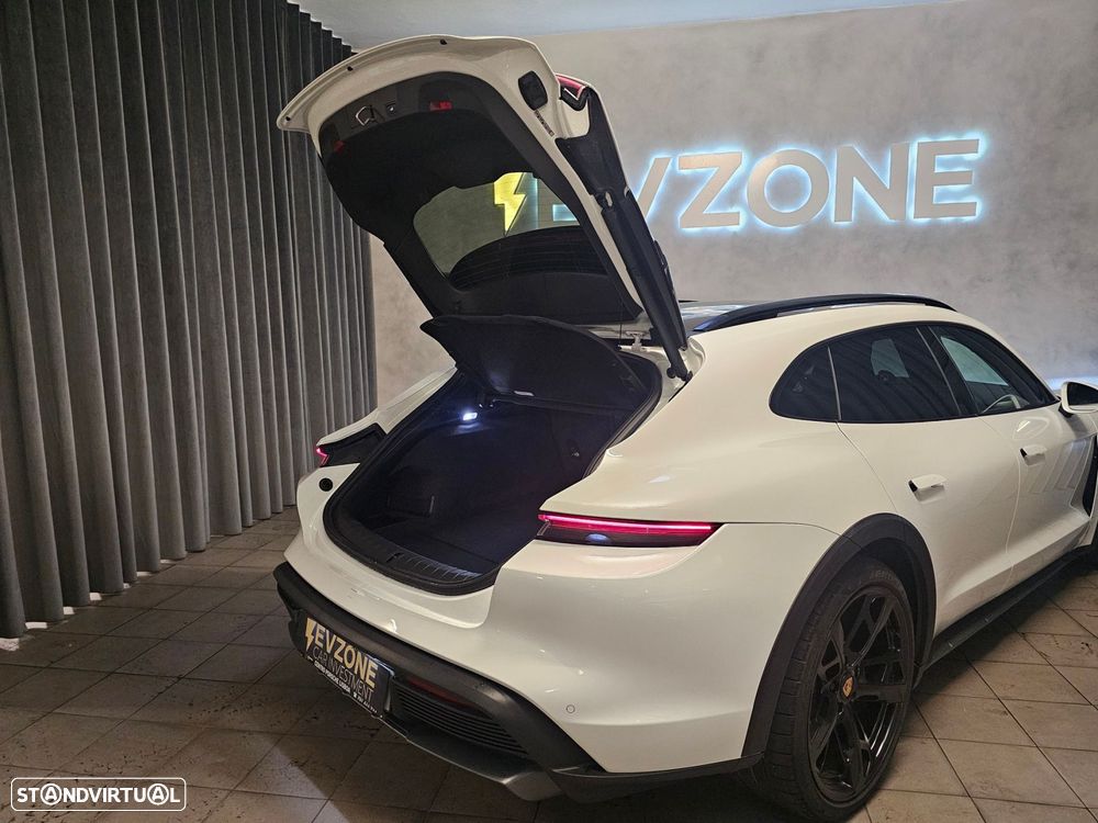 Porsche Taycan Cross Turismo 4 - 27