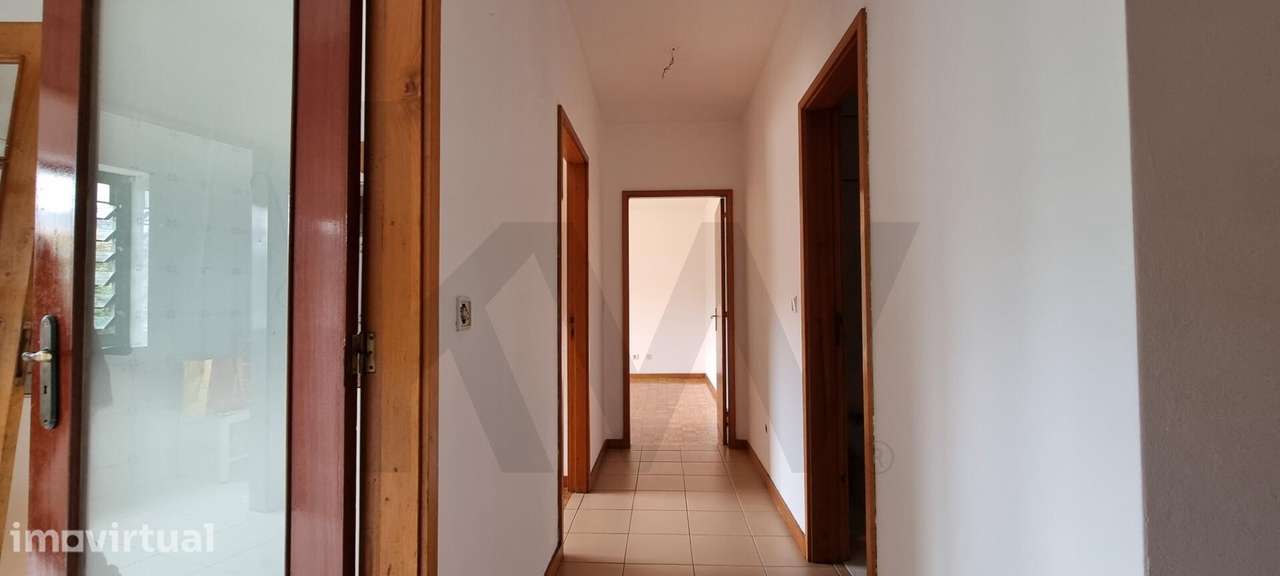 T2 Luminoso com Lareira, Varanda, Garagem e Arrumos junto à Estrada D. - Grande imagem: 2/38