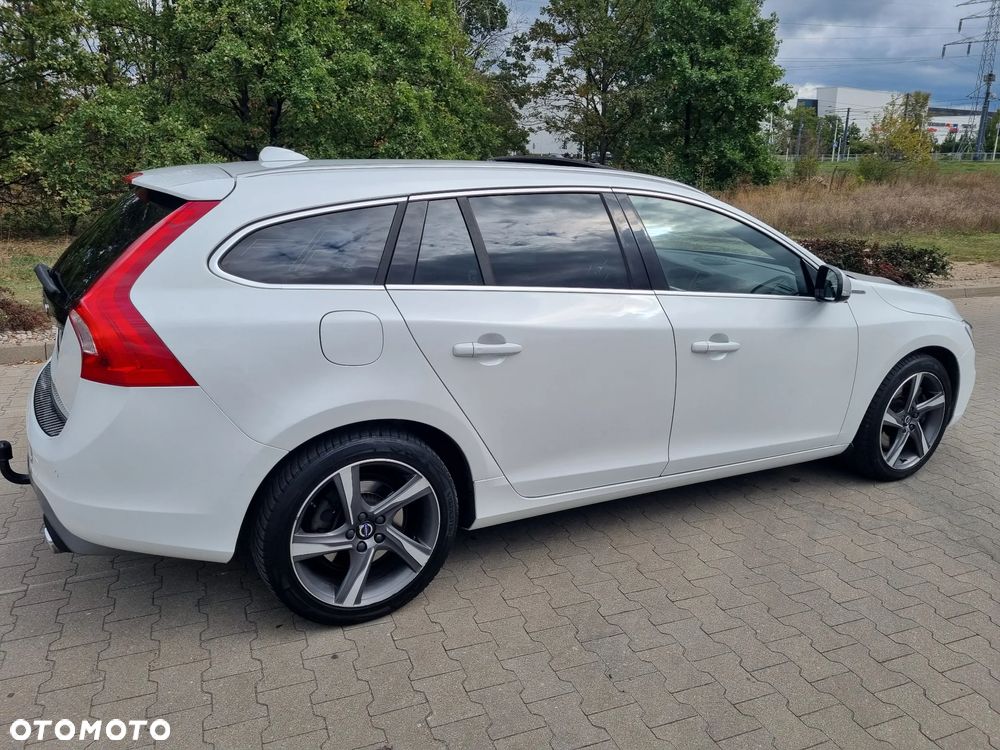 Volvo V60 D6 AWD Plug-in Hybrid R-Design Summum - 9