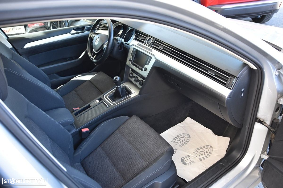 VW Passat 1.6 TDI Confortline - 23