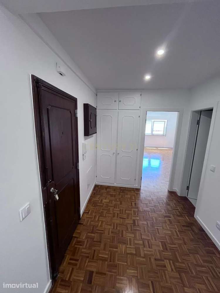 Apartamento Renovado em Cascais com Excelente Localização perto da pra - Grande imagem: 2/13