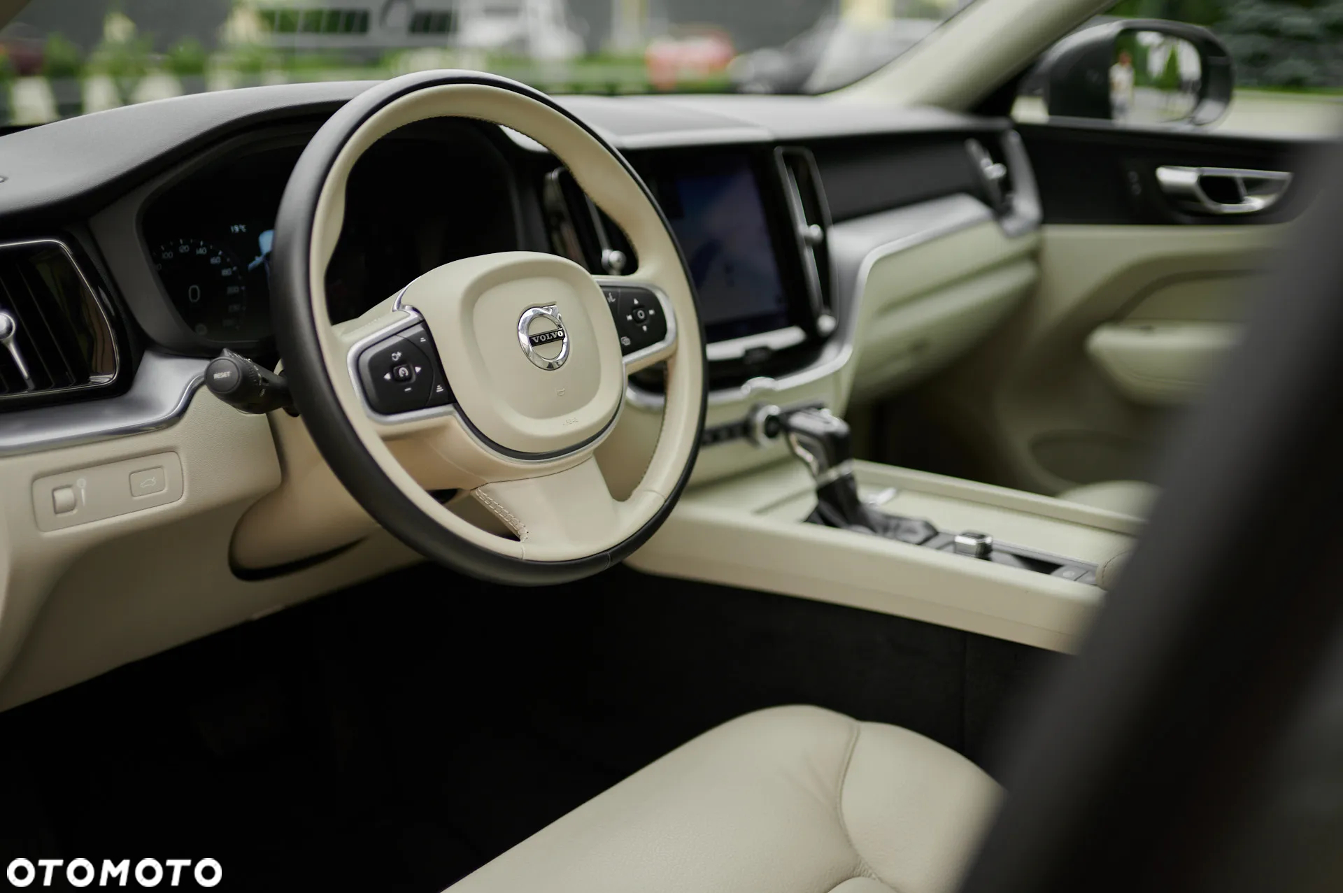 Volvo XC 60 T4 Momentum Pro - 34