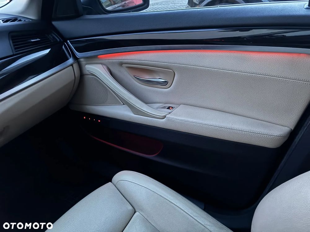 BMW Seria 5 528i Luxury Line - 12