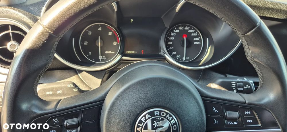 Alfa Romeo Giulia 2.2 AT8 - 13