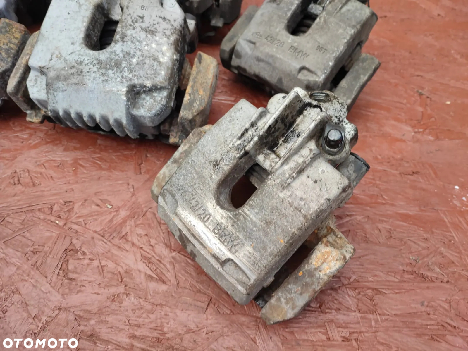 BMW E60 / E60 LCI / E61 / E61 LCI / E63 / E63 LCI / E64 / E64 LCI / E65 / E66. ORYGINALNE ZACISKI HAMULCOWE + JARZMA DO SILNIKÓW GAMY M57D25 / M47D20 / M54B22 / M54B25 POD TARCZĘ HAMULCOWĄ PRZÓD 310MM / TYŁ 320MM. O NR: 6 753 659 / 6 753 660 / 6 765 909 / 6 765 910 OEM. SPRAWNE W 100%. - 8